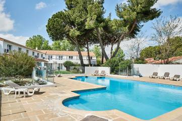 Hôtel pour 2 personnes, avec vue ainsi que piscine et jardin à Aigues-Mortes