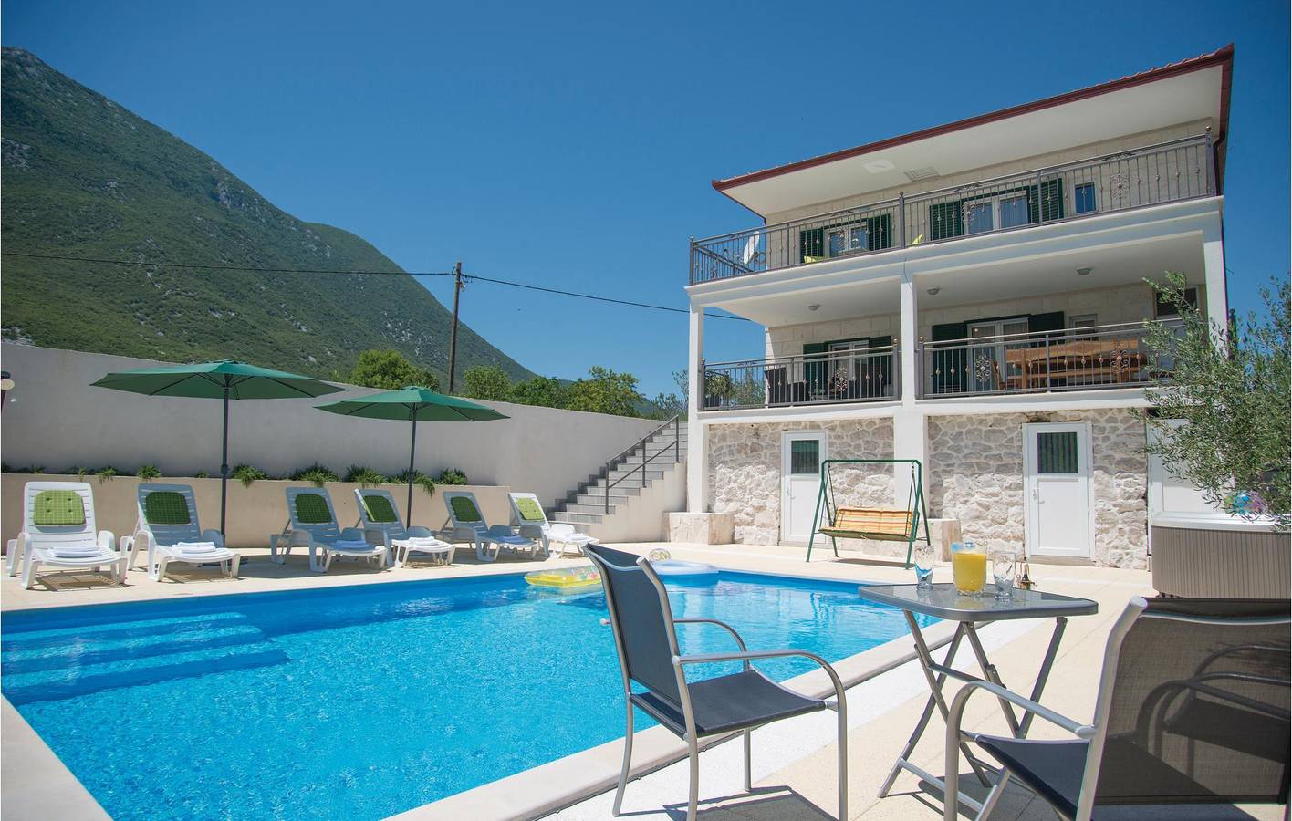 Geräumige 2-Zimmer-Wohnung mit Pool, Terrasse und WLAN in Makarska Riviera