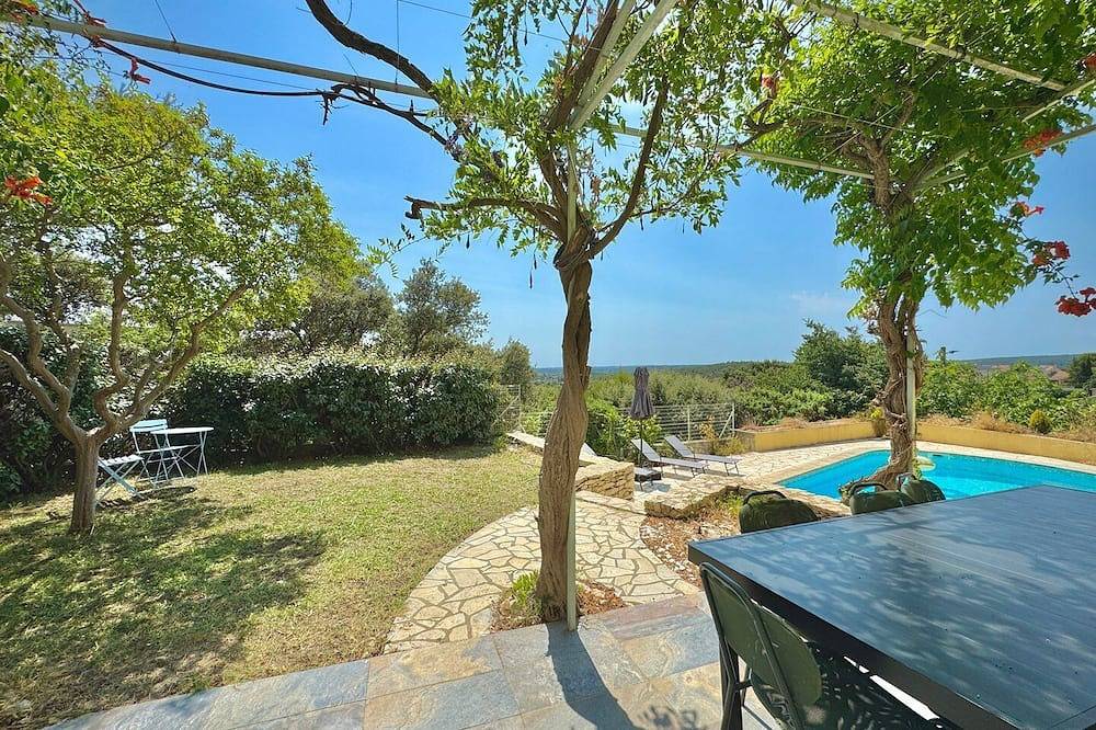 Les Hauts de Bezouce, calme, view and pool in Bezouce, Region de Nimes