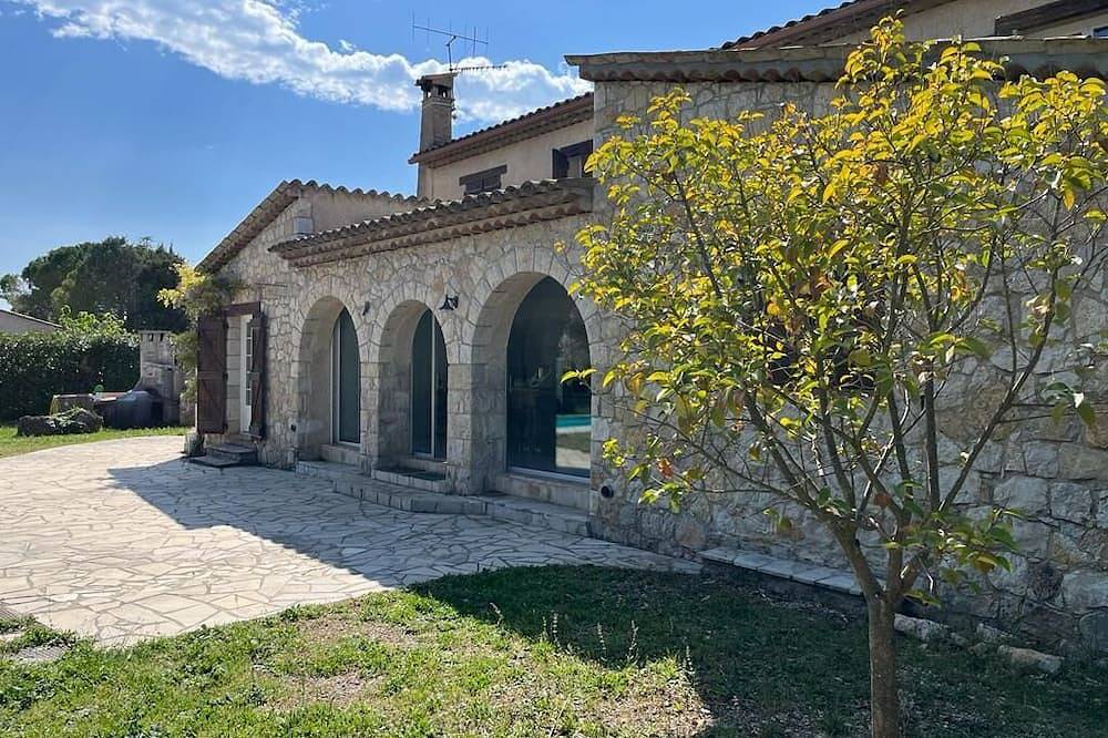 Beautiful 180m2 villa at the foot of the village of Fayence in Fayence, Draguignan region