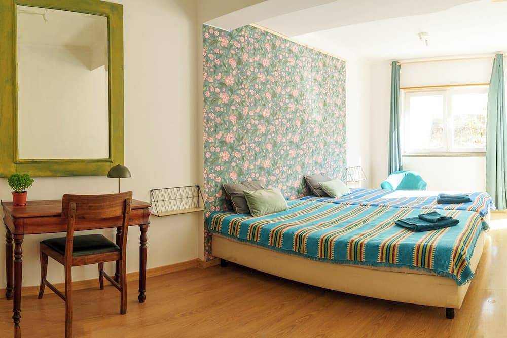 5-bedroom beach house ideal for groups 5 min walk from Carcavelos beach in Oeiras, Costa de Lisboa