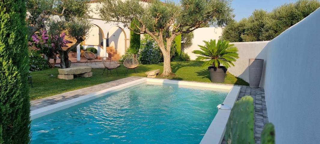 Location de vacances pour 8 personnes, avec Terrasse ainsi que Jardin et Piscine à Saint-Nazaire-de-Pézan
