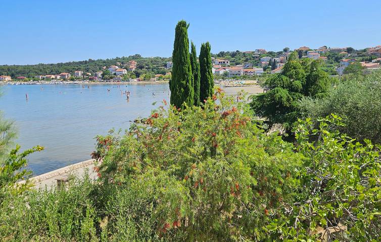 Ganze Ferienwohnung, Gemütliche Ferienwohnung mit Meerblick, Terrasse, Parkplatz und WLAN in Lopar, Rab