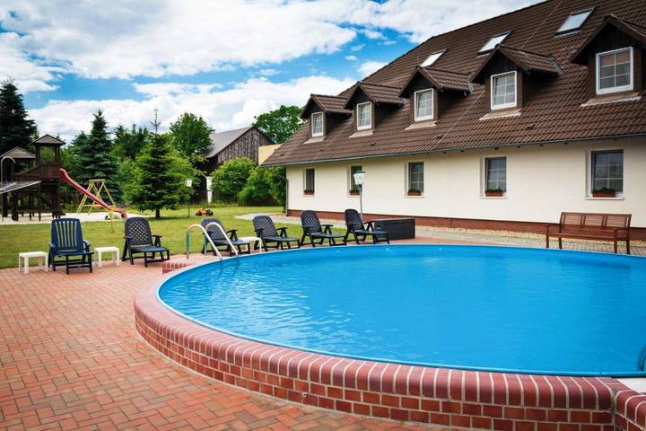 Ferienhaus für 2 Personen, mit Garten und Terrasse sowie Pool, mit Haustier