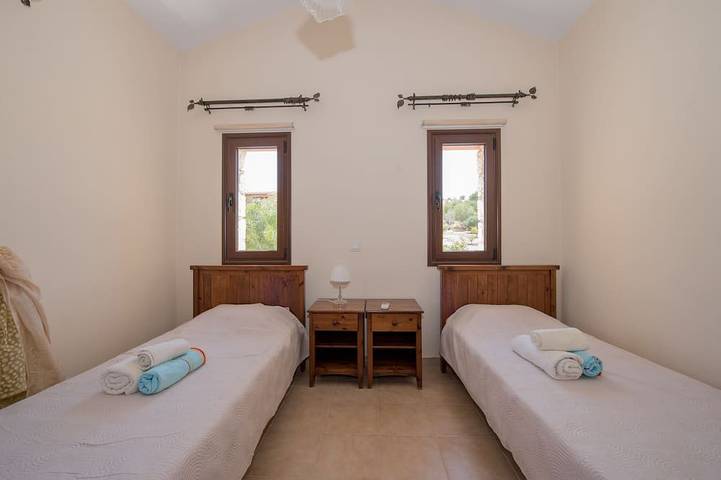 4bdr Familienfreundliche Villa mit 400sq. m. Spielplatz, privates beheiztes Schwimmbad in Südzypern