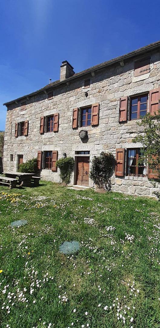 Gîte pour 6 personnes, avec Terrasse ainsi que Jardin et Vue dans Arzenc-d'Apcher