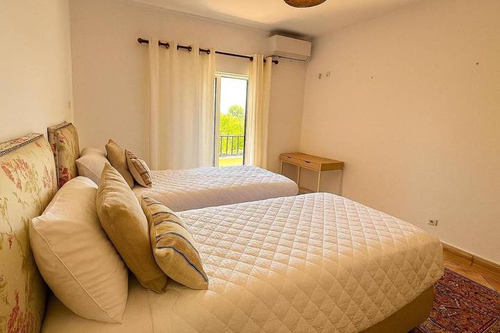 Apartamento para 4 personas, con piscina además de vistas y jardín en Almancil