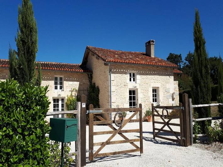 Location de vacances pour 6 personnes, avec Terrasse ainsi que Jardin et Piscine à Bertric-Burée