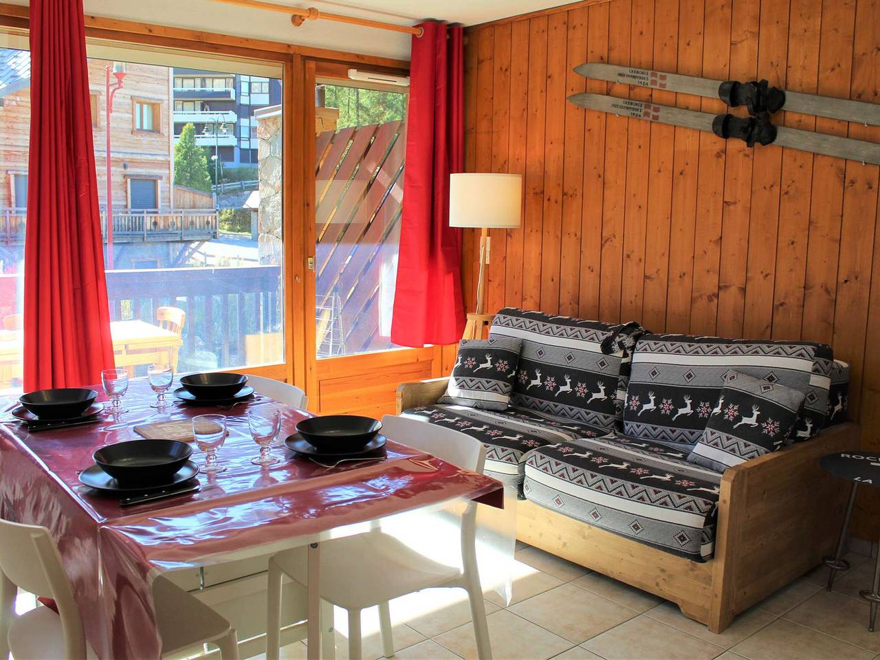 Entire apartment, Cozy 2-Bedroom Apartment in Vars Les Claux, 100m from Slopes and Shops in Vars, Briançon region