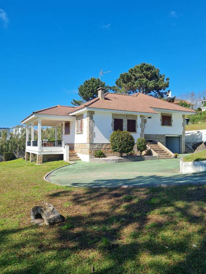 Chalet en Sanxenxo, en playa Canelas in Portonovo, Sanxenxo