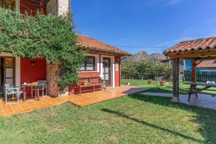 Rural house 'Del Tesoro "Tesoro Pequeño"' with mountain views, balcony, and Wi-Fi in Cangas de Onís, Costa Verde (Spain)