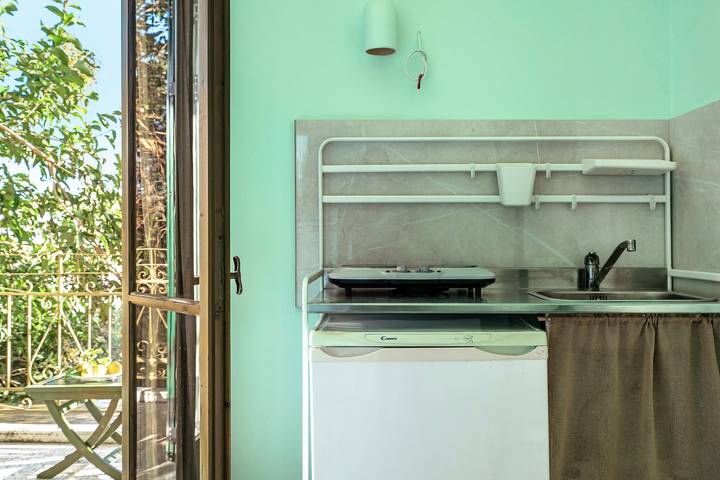 Entire studio, Studio Apartment 'Old Boat Double Studio 4' with Sea View, Wi-Fi and Air Conditioning in Nikiana, Alexandros
