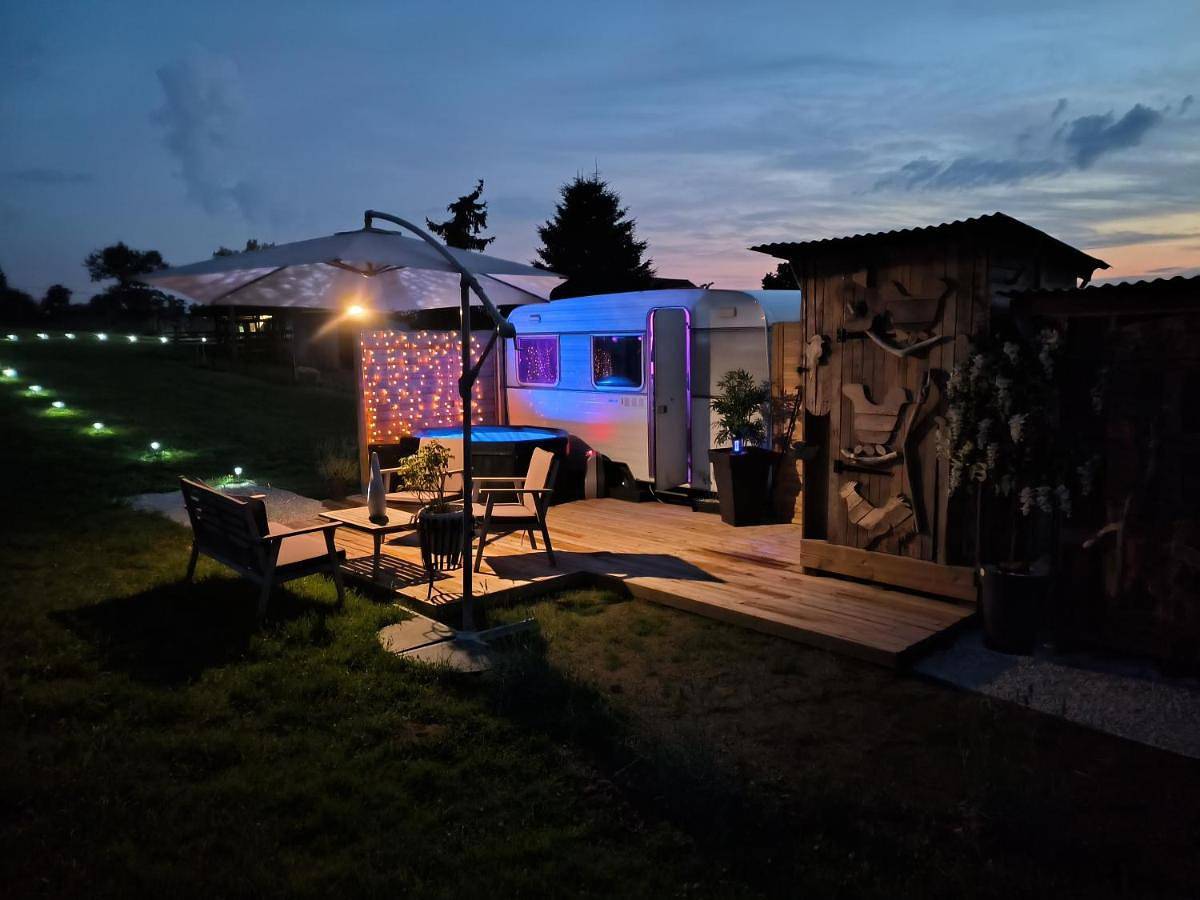 Caravane romantique " La Seventies" avec jacuzzi privatif in Lapalisse, Région de Vichy