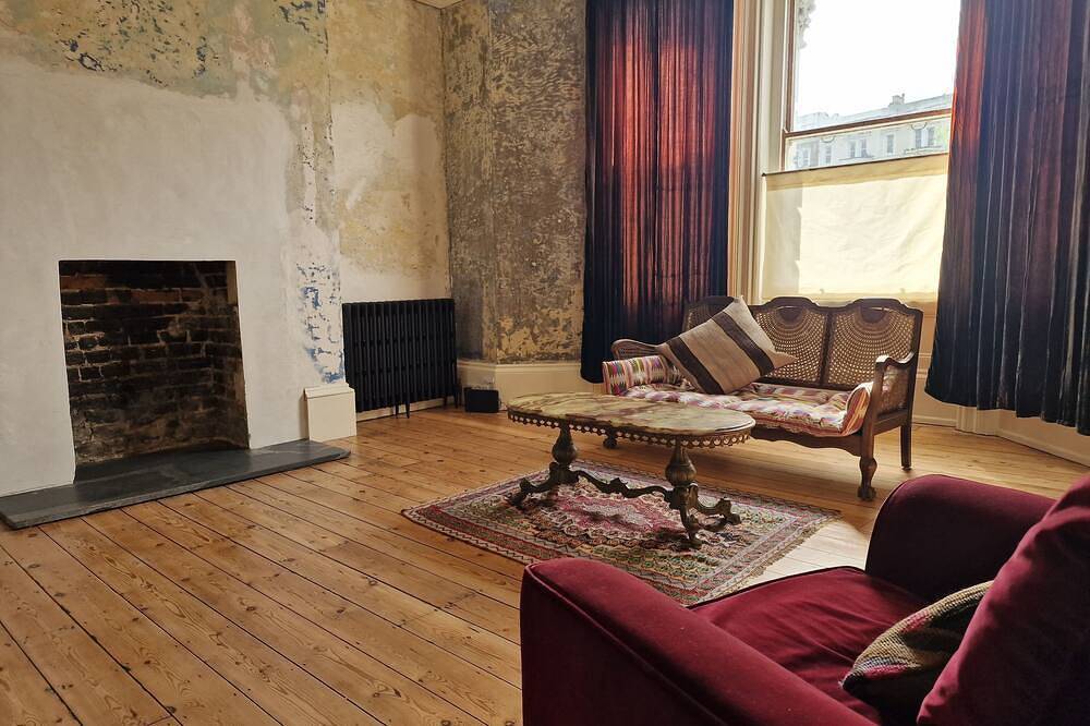 Entire apartment, Sea Sprite, old Victorian hotel beach apartment with hot tub + garden in Margate in Botany Bay, Kent