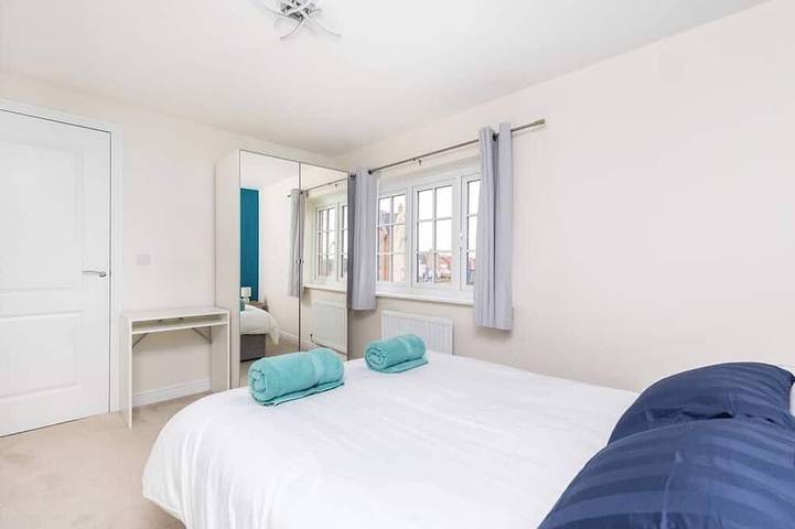 4 Bed 3.5 Bath - Free Parking | Free WiFi | 2x En-suite Bedrooms | Self Check-in in Wakefield, Yorkshire de l'Ouest
