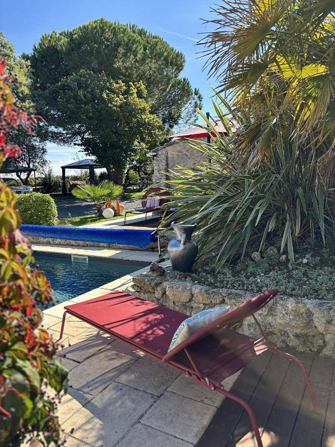 Chambre d’hôte pour 2 personnes, avec Terrasse et Jardin ainsi que Piscine et Vue à Saint-Estèphe