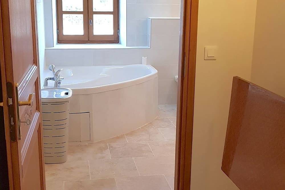 Appartement entier, Provence : App traversant de ville, calme, très lumineux, terrasse. 2 étoiles. in Valréas, Enclave de Valreas