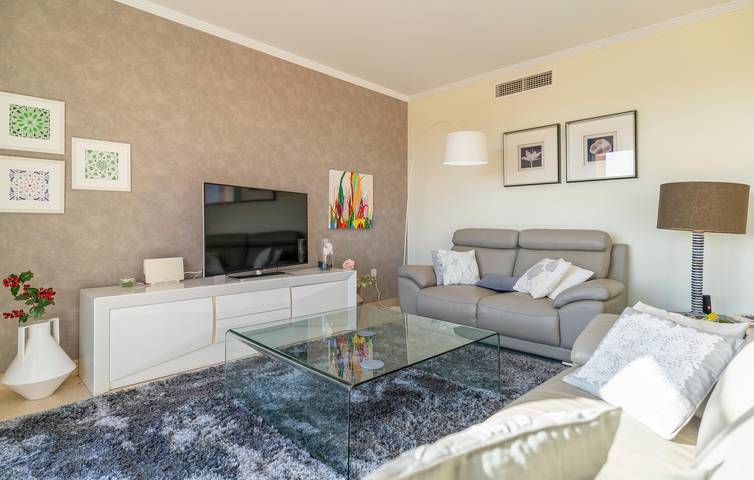 Ganze Ferienwohnung, Apartment mit Meerblick, Pool, Terrasse und Parkplatz, 400m zum Strand in Playa Ancha, Casares