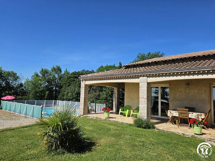 Gîte pour 6 personnes, avec terrasse ainsi que piscine et jardin - 1