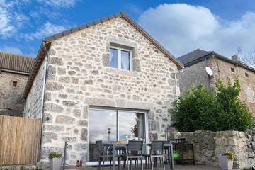 Gîte pour 6 personnes, avec jardin à Grandrieu (Lozère)
