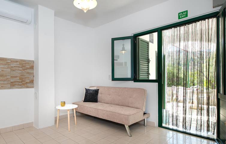 Apartment mit Meerblick, Wifi, AC, Parkplatz und Terrasse - 2km zum Strand in Rogoznica, Šibenik-Knin