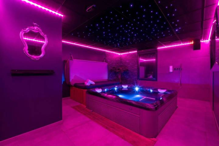 Location de vacances pour 2 personnes, avec sauna et jacuzzi ainsi que jardin et terrasse à Toulouse
