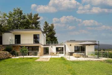 Location de vacances pour 8 personnes, avec jardin et balcon à Opio