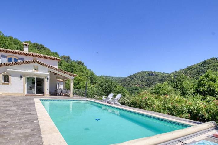 Gîte pour 6 personnes, avec terrasse et jardin à Montferrat