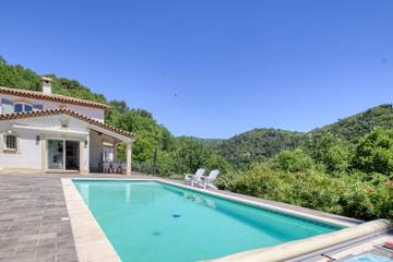 Gîte pour 6 personnes, avec terrasse et jardin à Montferrat