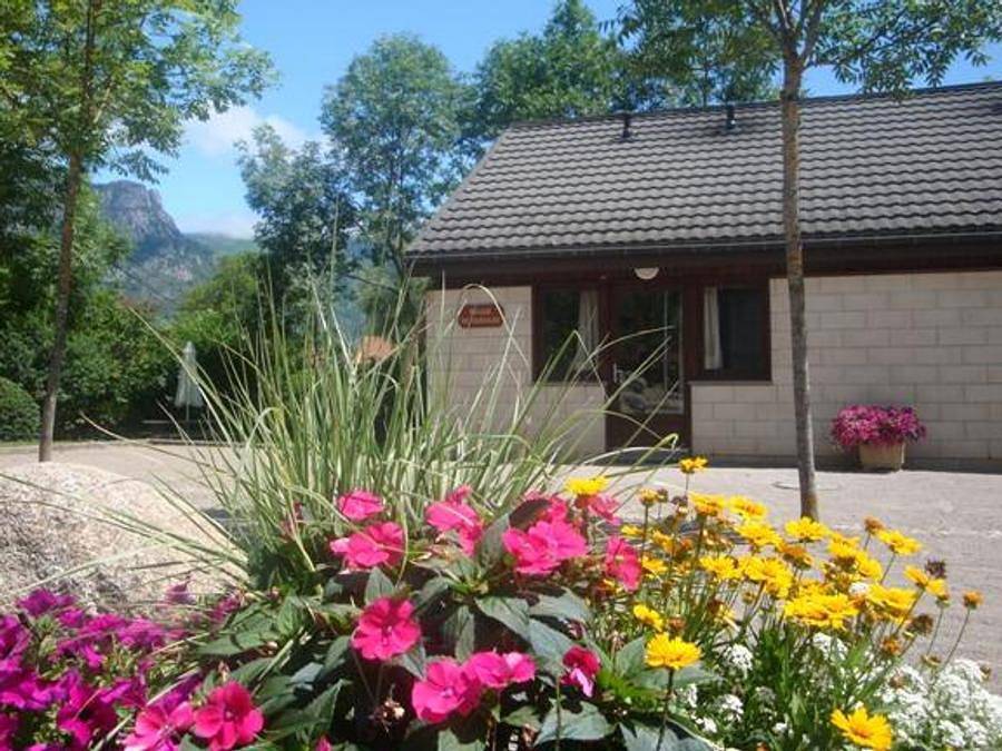 Camping Village de Chalets Le Pas de l’Ours - Chalet 6 personas - B in Aston, Pirineos franceses