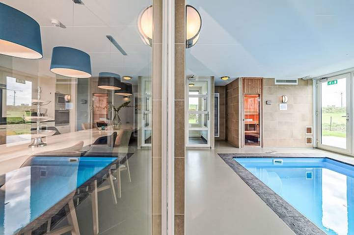 Ferienhaus für 12 Personen, mit Pool und Whirlpool sowie Balkon und Sauna, mit Haustier