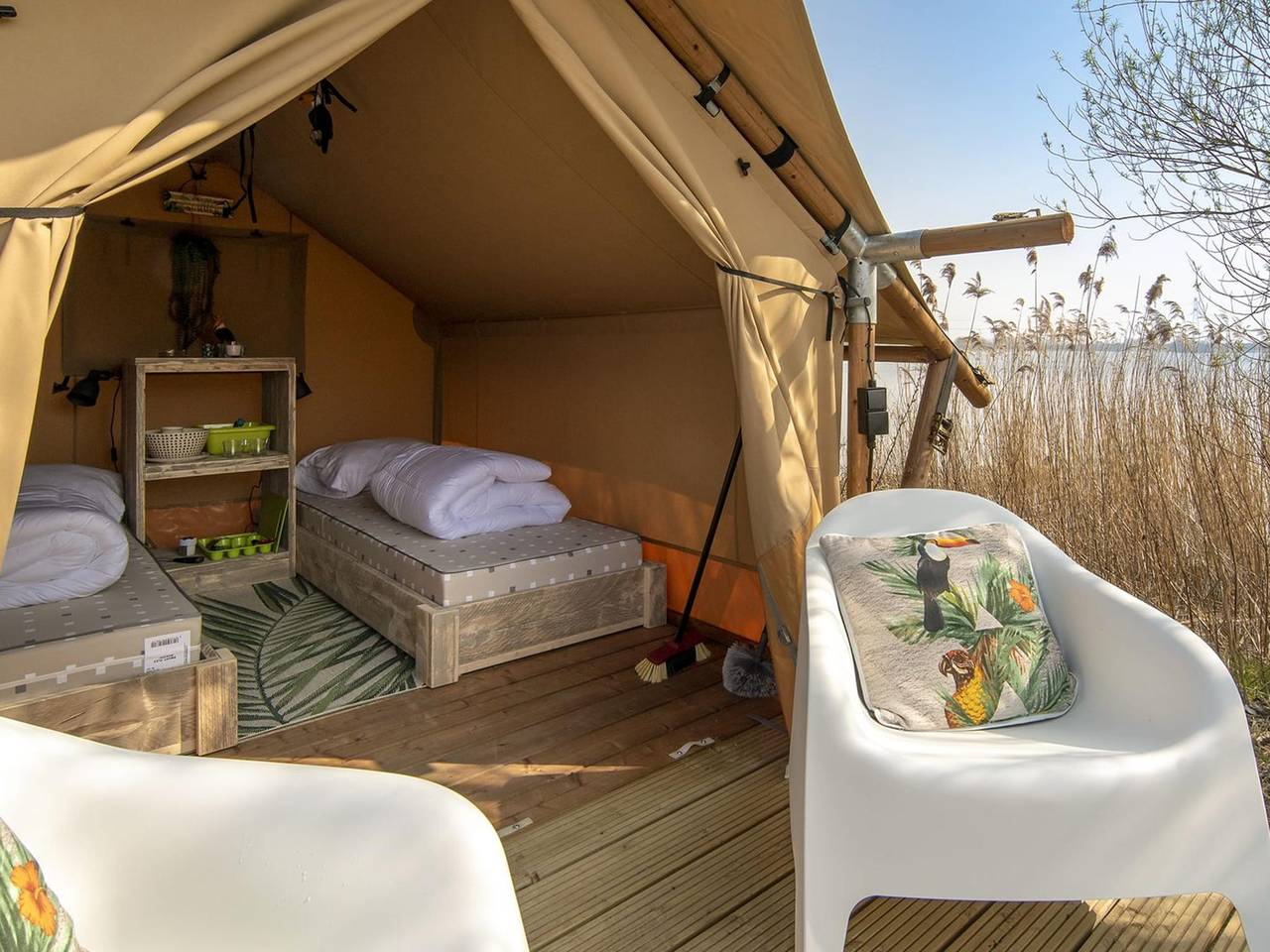 Safaritent aan het strand voor stellen in Nederlandse kust
