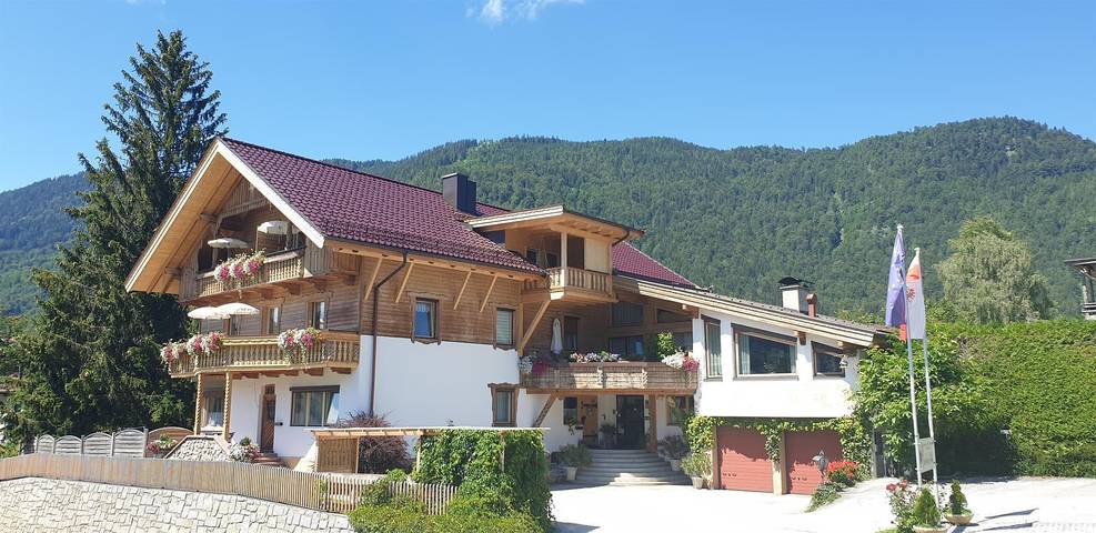 Ferienwohnung für 2 Personen, mit Balkon und Terrasse sowie Garten und Seeblick in Thiersee