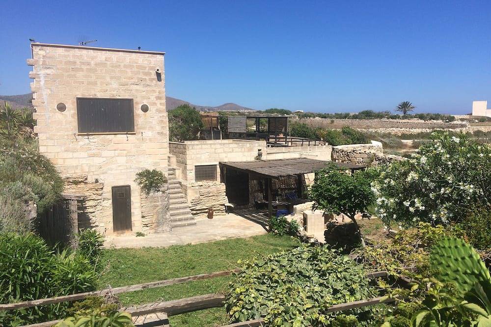 Villa \"Le Calette\" Favignana \"Haus 2\" untere Ebene mit Veranda und Garten in Cala Rossa (Favignana), Favignana