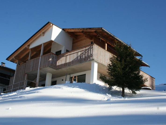 Ferienhaus für 4 Personen, mit Balkon und Whirlpool sowie Terrasse und Garten