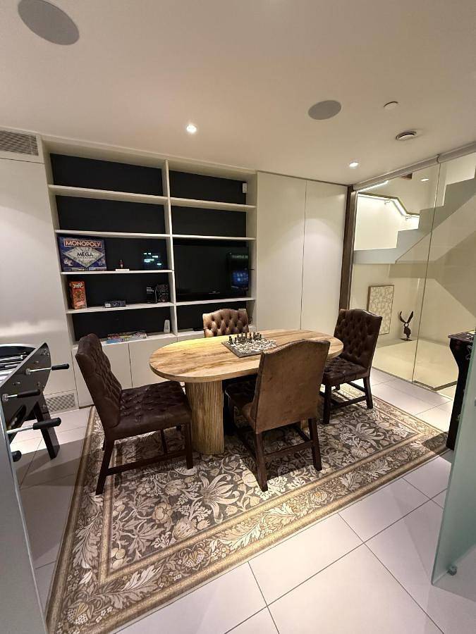 Central London Designer Home w Game Room and Ac in London, Südostengland
