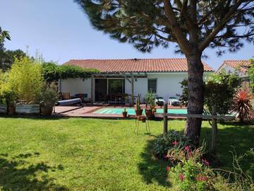 Cottage pour 8 personnes, avec piscine et terrasse à Magescq