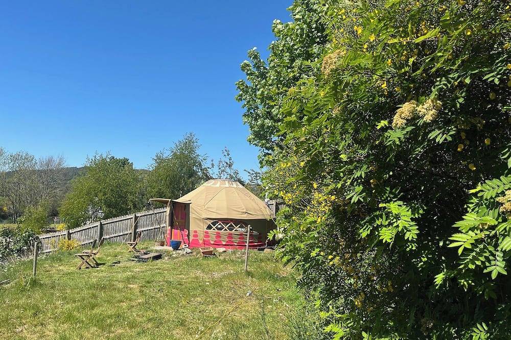 Spacious Yurt - Sleeps 2 -River and mountain view in Contin, Highlands