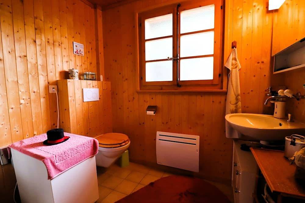 Charmantes freistehendes Ferienhaus für bis zu 5 Personen. Es hat eine gute Lage in der Nähe einer S in Saint Luc, Anniviers