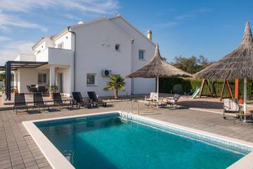 Vacation Rental for 9 Guests in Pakostane, Zadar, Picture 3