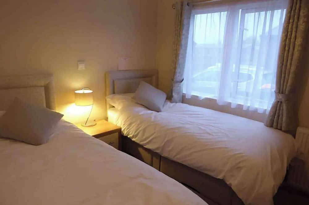 Fable Lodge - Lakeside lodge with sunken hot tub at Tattershall Lakes in Tattershall, Lincolnshire