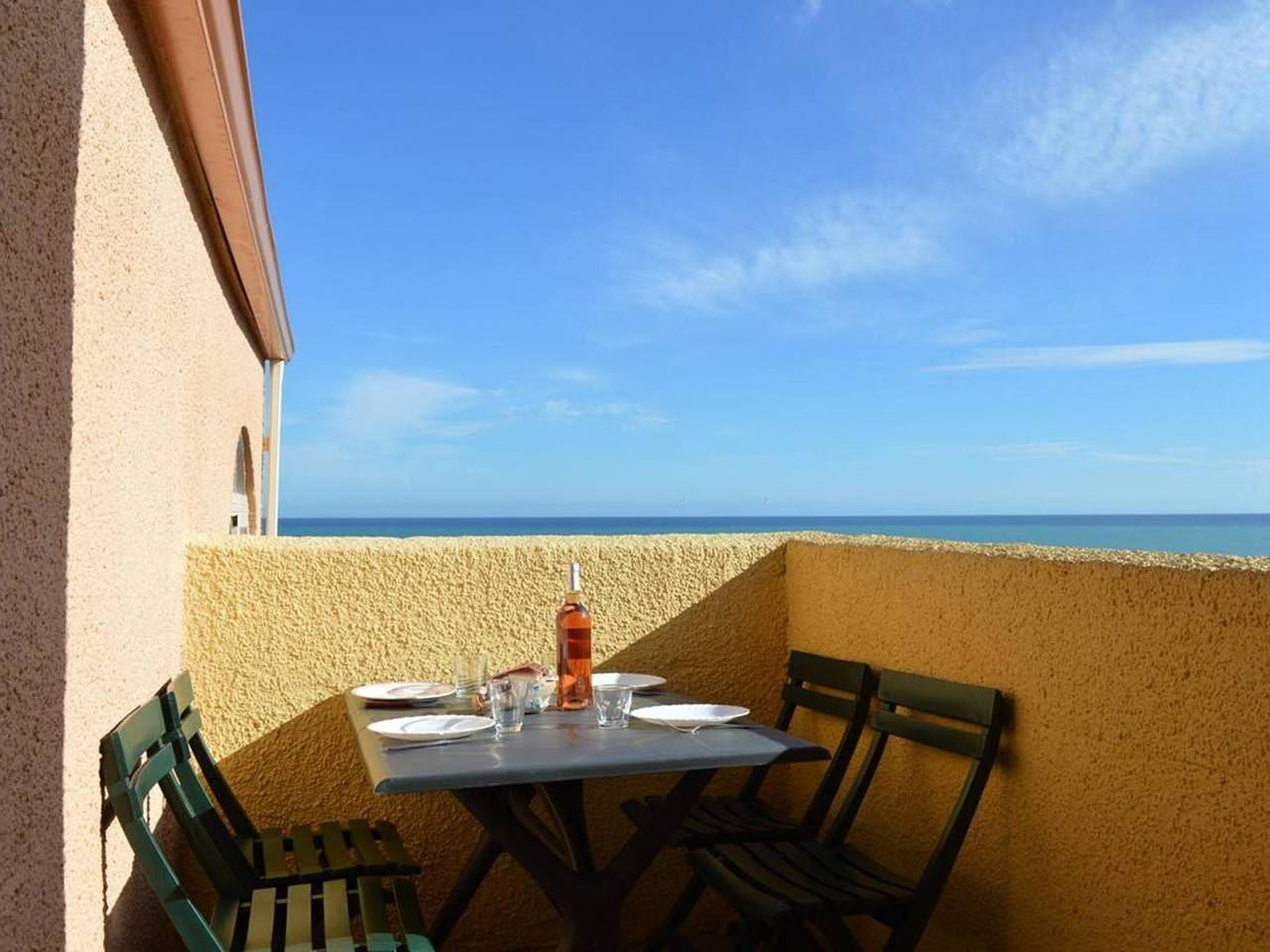 Ganze Wohnung, 2-Zimmer-Wohnung mit Balkon - 800m vom Strand und privatem Parkplatz in Saint Pierre la Mer, Fleury