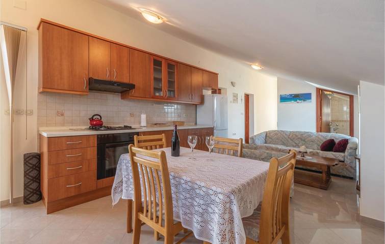 Ganze Ferienwohnung, Apartment mit Meerblick, Terrasse, WLAN und Parkplatz – 300 m bis zur Küste in Plaža Jaz, Poljana