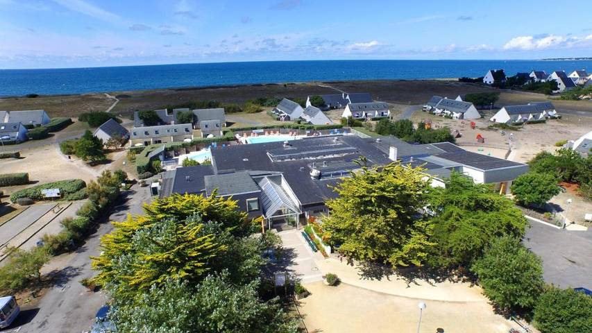 Parc de vacances pour 4 personnes, avec piscine et jardin dans Plage De Pen Bron - 4