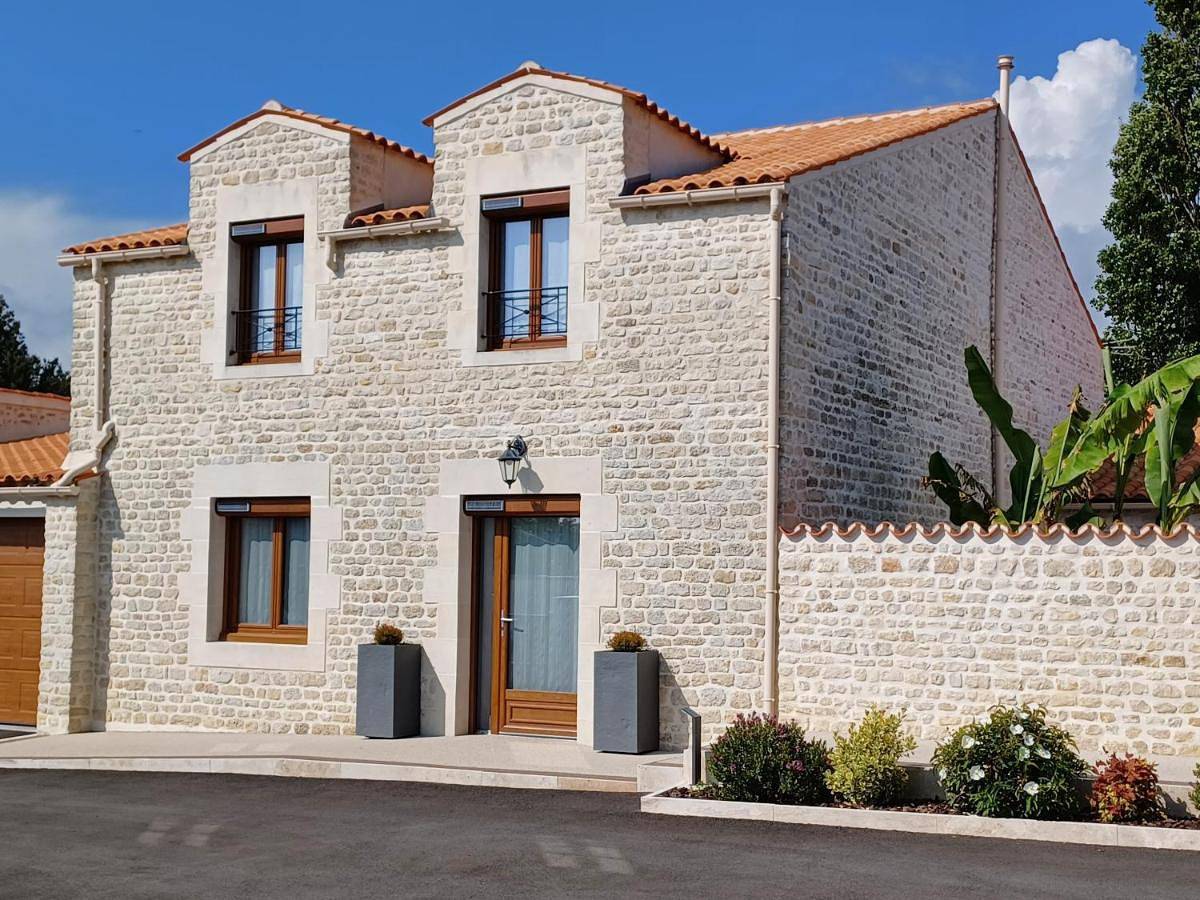 Double Room with Private Bathroom in Thairé, Région de La Rochelle