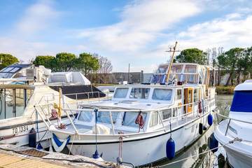 Péniche pour 4 personnes, avec terrasse dans le Gard