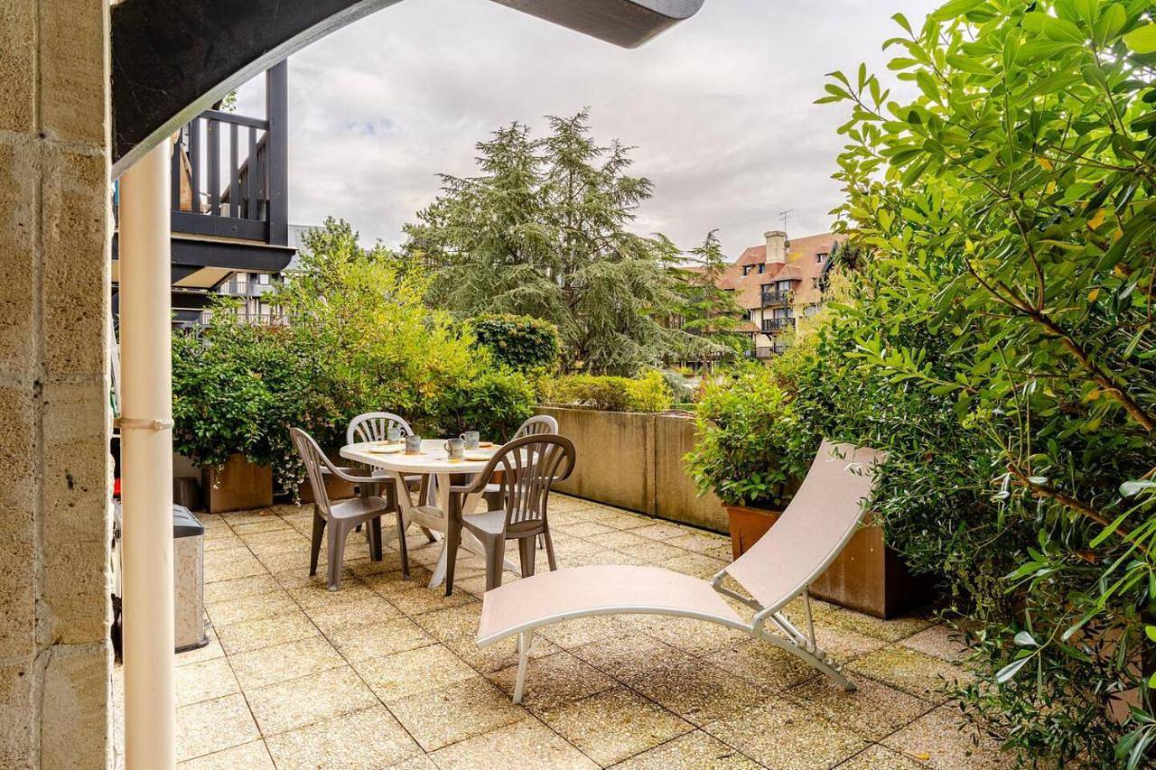 Appartement entier, Côté Jardin - Terrasse, Calme et Cosy in Deauville, Région de Lisieux