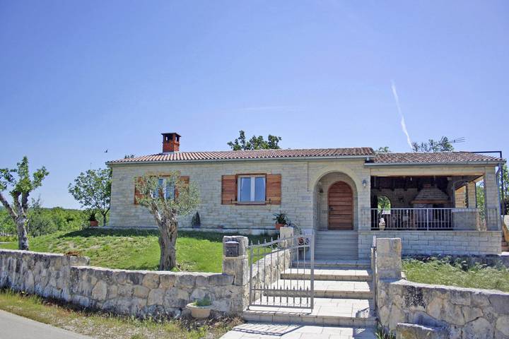 Ferienhaus Maslina * ruhige Lage, 2000 m2 Garten, privater Pool, Wlan in Grad Benkovac, Zadar