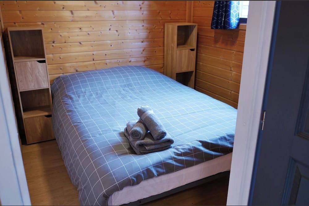 Cocooning riverside Chalet on a small campsite in the Heart of Auvergne in Saint-Bonnet-de-Condat, Regionaler Naturpark Volcans d'Auvergne