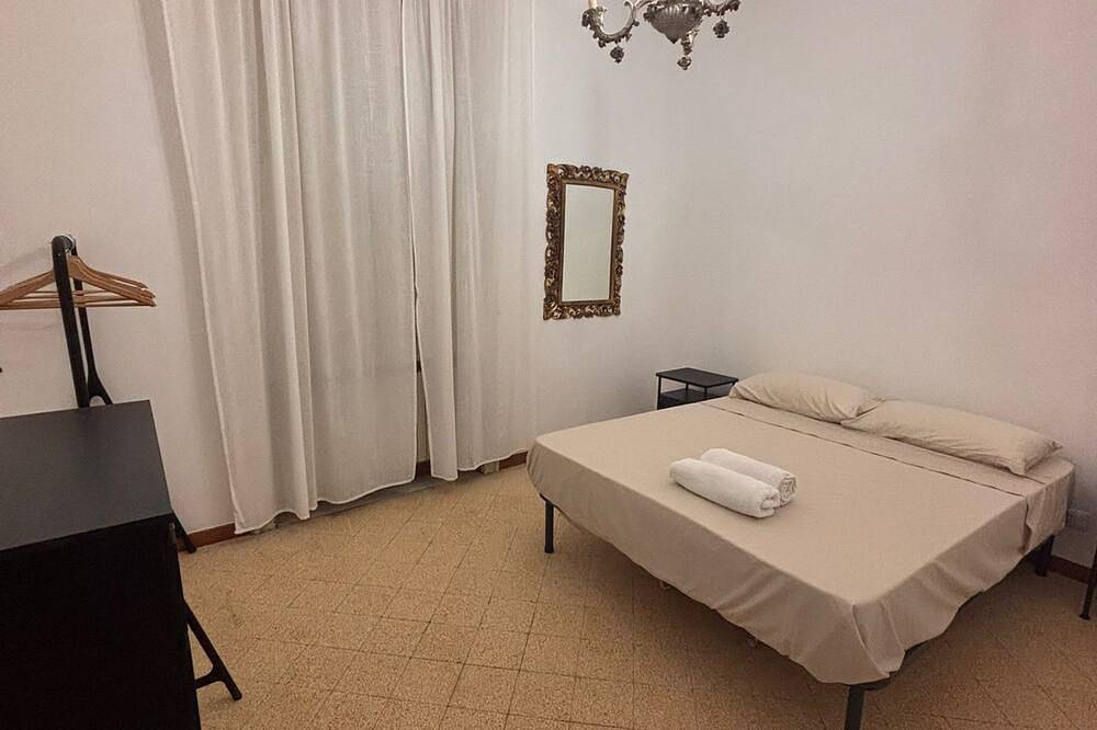 Spacious 3-bedroom building in enchanting Salerno with Ac in Salerno, Tyrrhenische Küste Kampanien